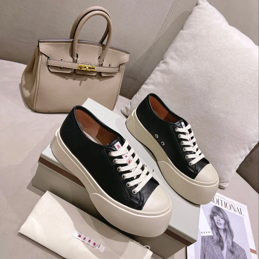 👟👟Ex-factory price👟👟Ex-factory price 480👟👟Higher version of Marni Mani, a popular style among Internet celebrities, Taobao, and a popular model in physical stores! The lines of this shoe are very smooth. The round toe is a bit exaggerated, but you will know when you try it on. This thick and round shoe actually makes your legs very slim and long. The original version is reproduced in a one-to-one ratio, and the material is also one-to-one. It feels good on your feet! Fabric: Imported wool twill (grained calfskin) Lining: Imported sheepskin lining Size: 35 to 40 Outsole: T👟👟Ex-factory price👟👟Ex-factory price U Color: White cloth Black cloth Black leather White leather Gray leather